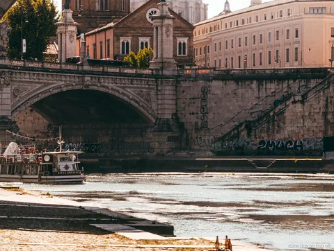 Quai de la croisière hop-on hop-off sur le Tibre à Rome près de l'Isola Tiberina