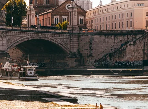 Attracco del battello hop on hop off Roma sul Tevere vicino a Isola Tiberina