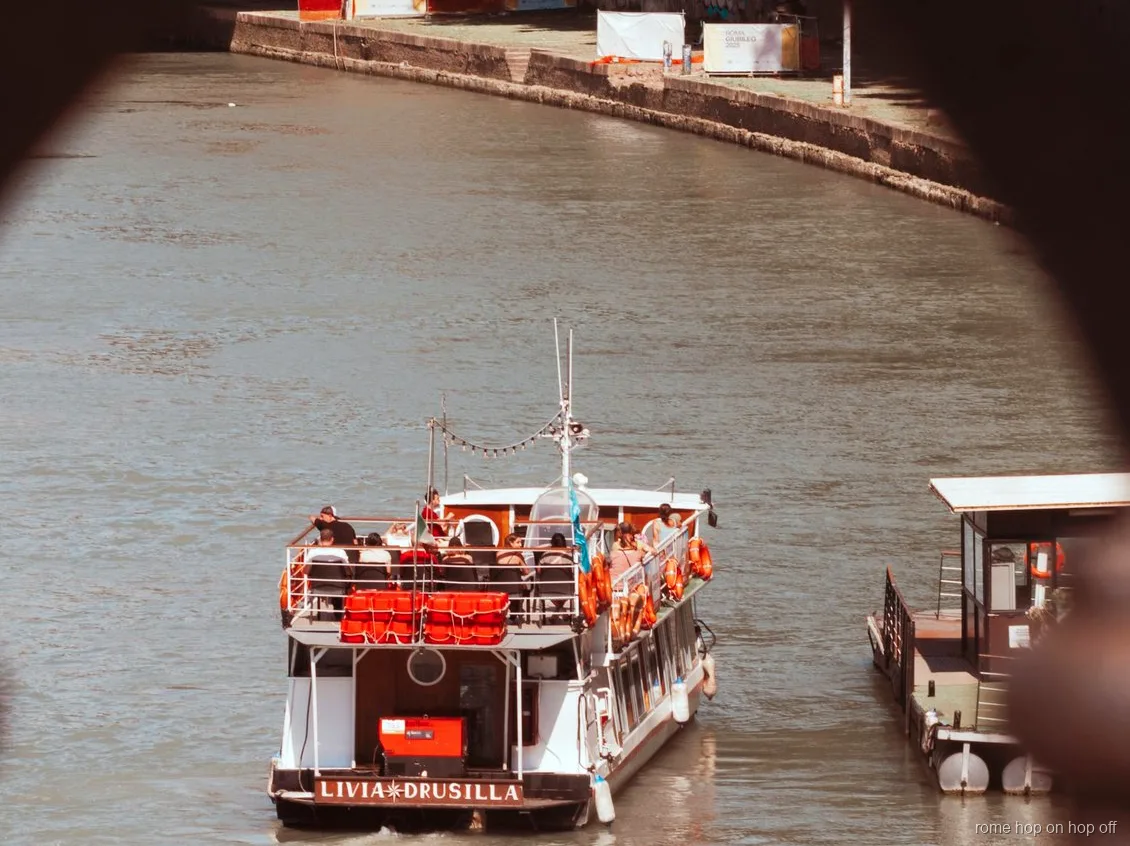 Boottocht Tiber Rome hop-on hop-off vaart onder een historische brug door