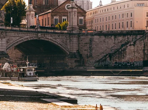 Aanlegplaats van de boottocht Tiber Rome hop-on hop-off nabij Isola Tiberina