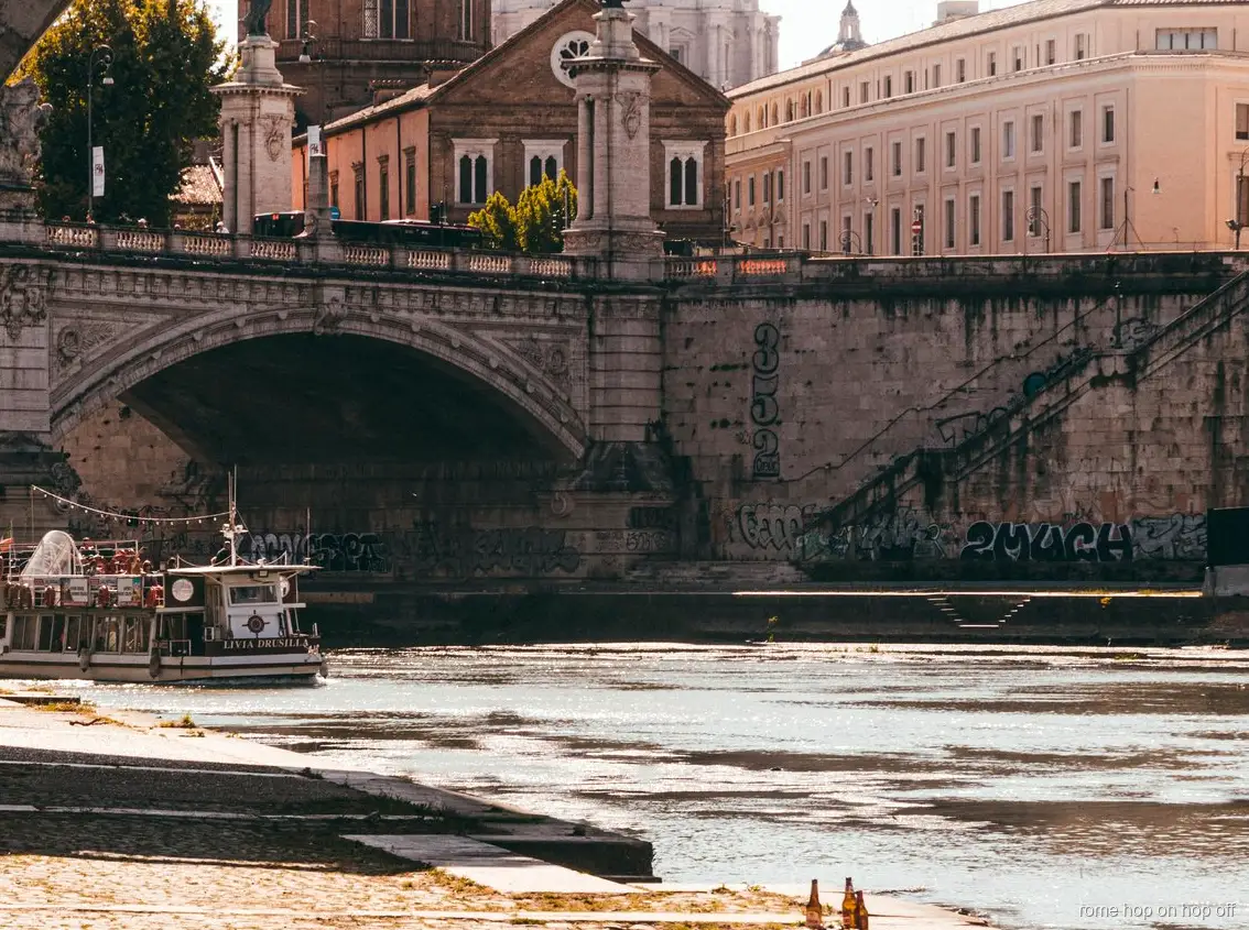 Aanlegplaats van de boottocht Tiber Rome hop-on hop-off nabij Isola Tiberina