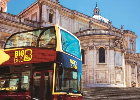 Combo bus et bateau hop-on hop-off Rome naviguant sur le Tibre près d'un pont historique