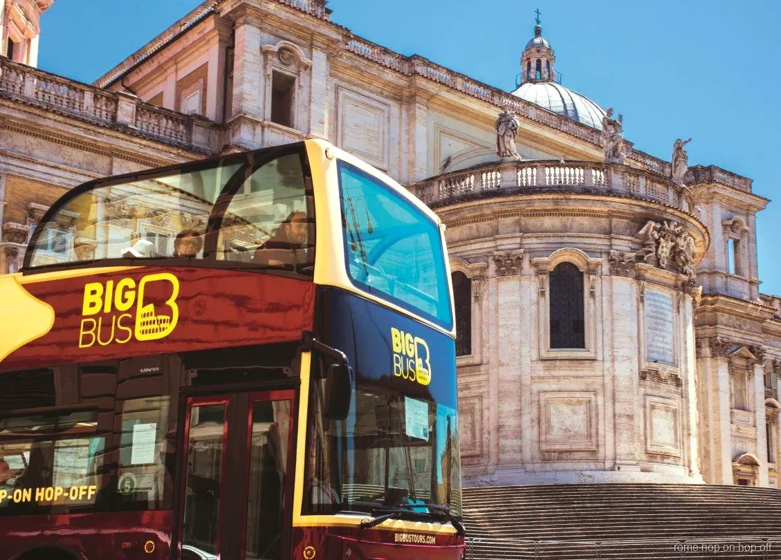 Combinato bus e battello hop on hop off Roma in navigazione sul Tevere vicino a un ponte storico
