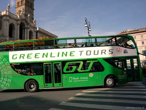 Parada de la Ruta Azul del bus turístico de Roma cerca de los jardines de Villa Borghese