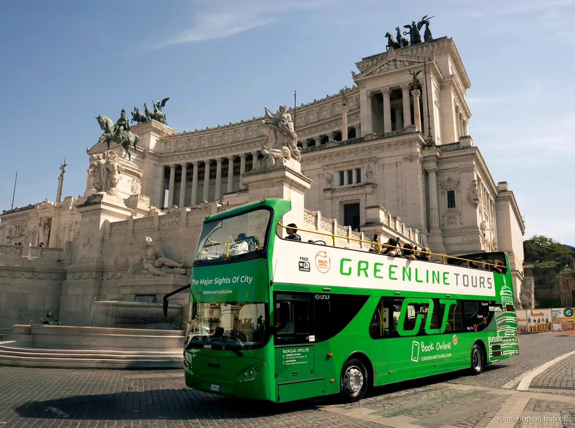 Pasajeros en el billete de bus turístico de Roma con 3 rutas