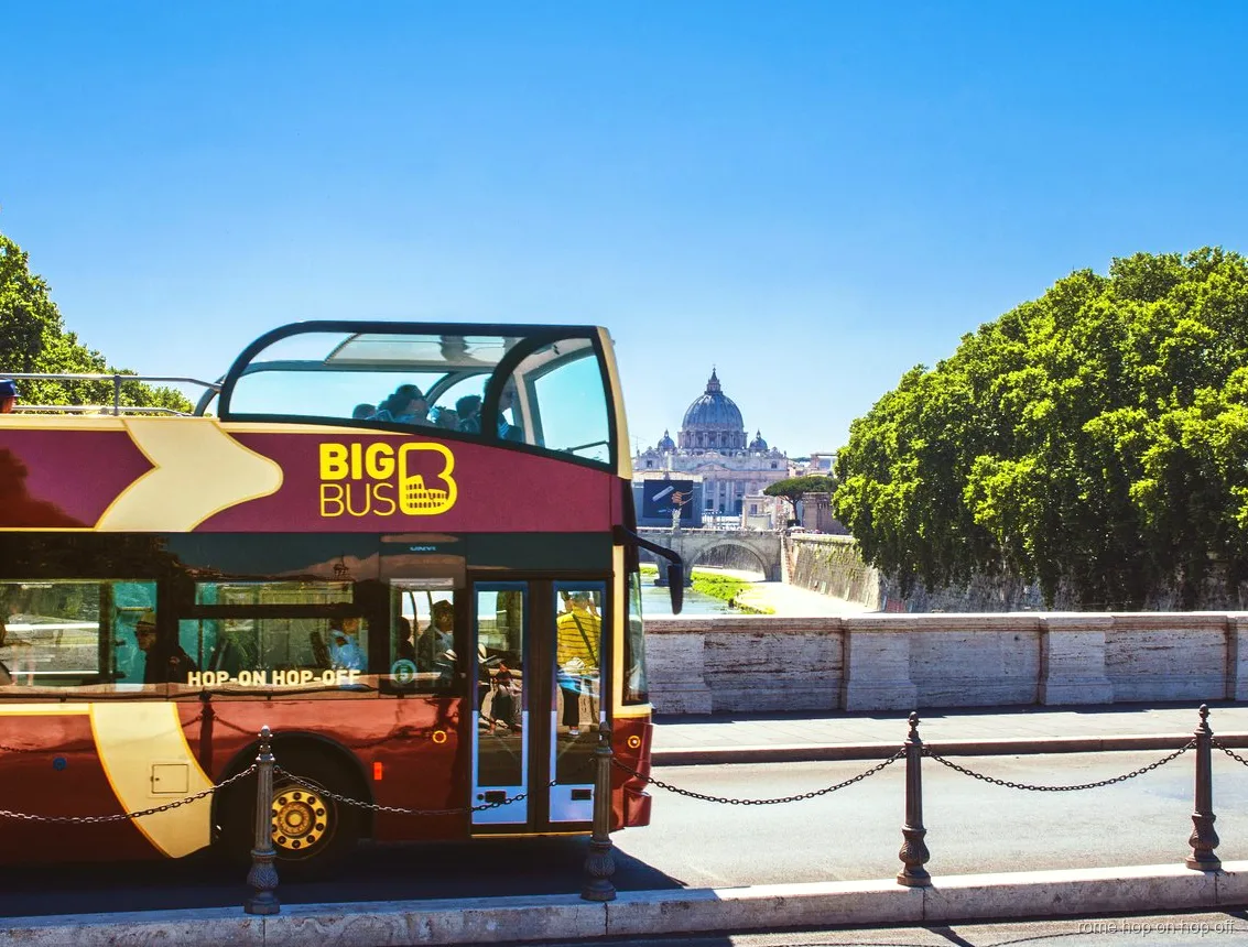 Pasajeros subiendo al bus turístico de Roma Big Bus en la Estación Termini