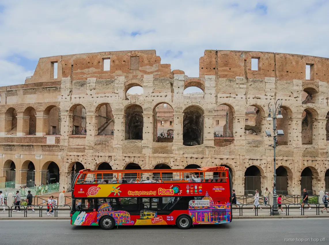 Bus turístico de Roma City Sightseeing en su vuelta descubierta cerca del Coliseo