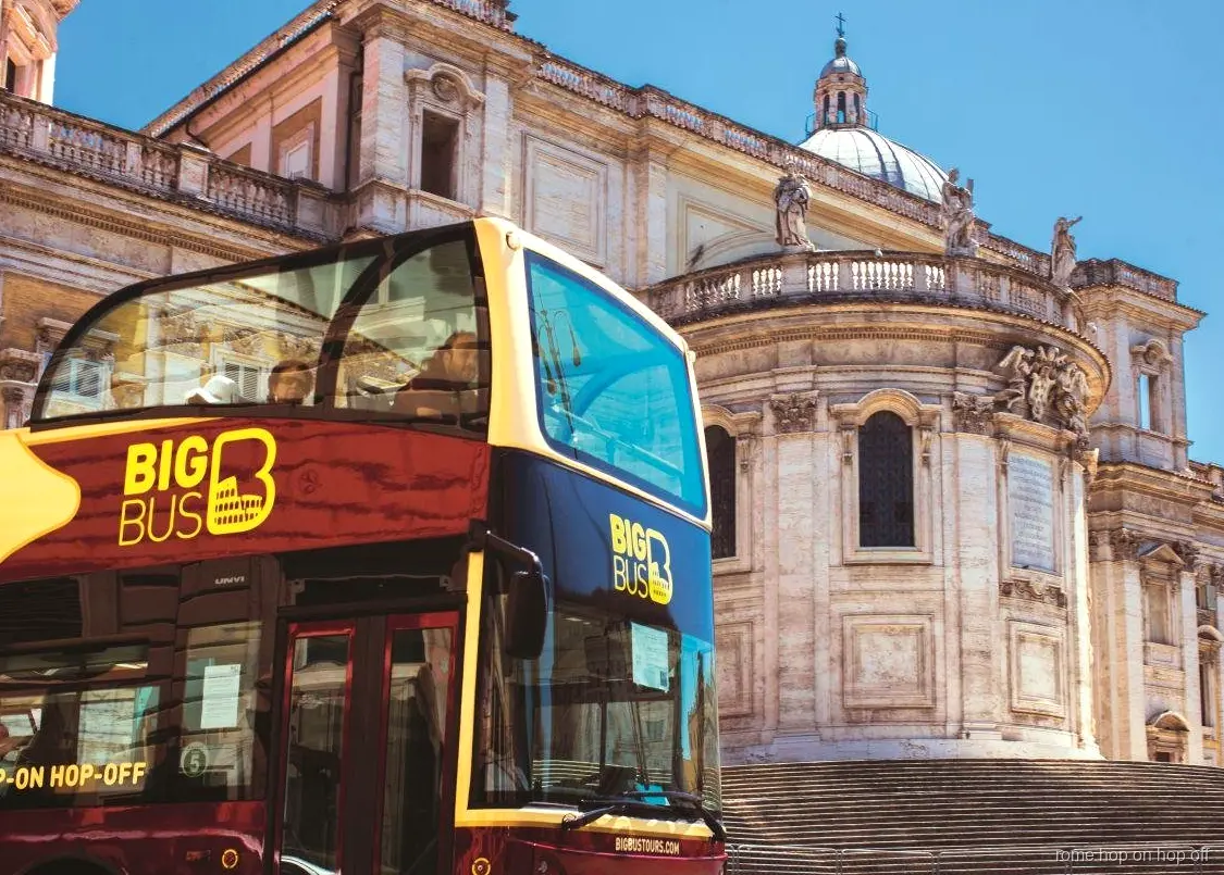 Bus turístico de Roma y crucero combo navegando el Tíber cerca de un puente histórico