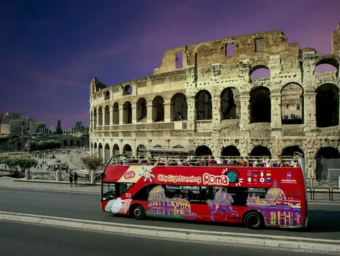 Tour nocturno del bus turístico de Roma pasando por el Coliseo iluminado
