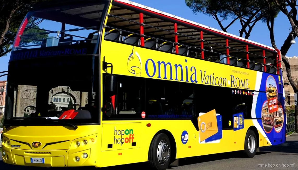 Pasajero subiendo con billete en el móvil al combo de bus turístico de Roma y Vaticano