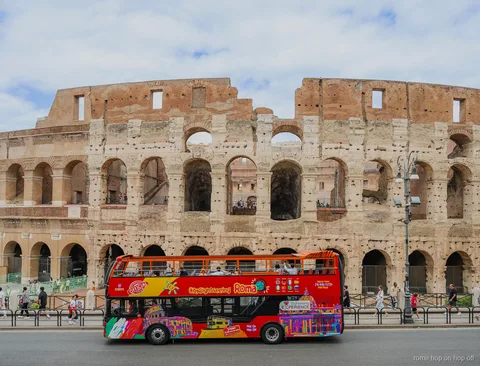 Autobus City Sightseeing Rzym hop-on hop-off na pętli koło Koloseum