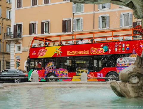 Przystanek autobusu City Sightseeing Rzym hop-on hop-off koło Piazza Venezia