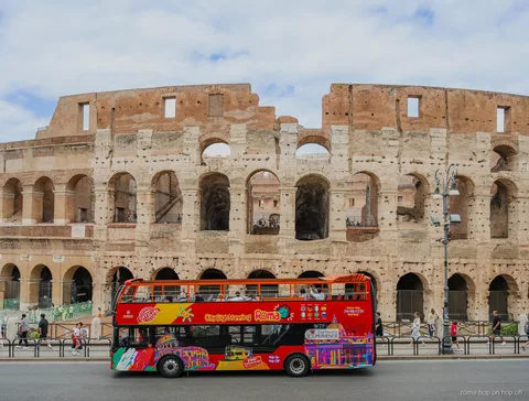 City Sightseeing Rom Hop-On-Hop-Off-Bus auf seiner offenen Runde nahe dem Kolosseum