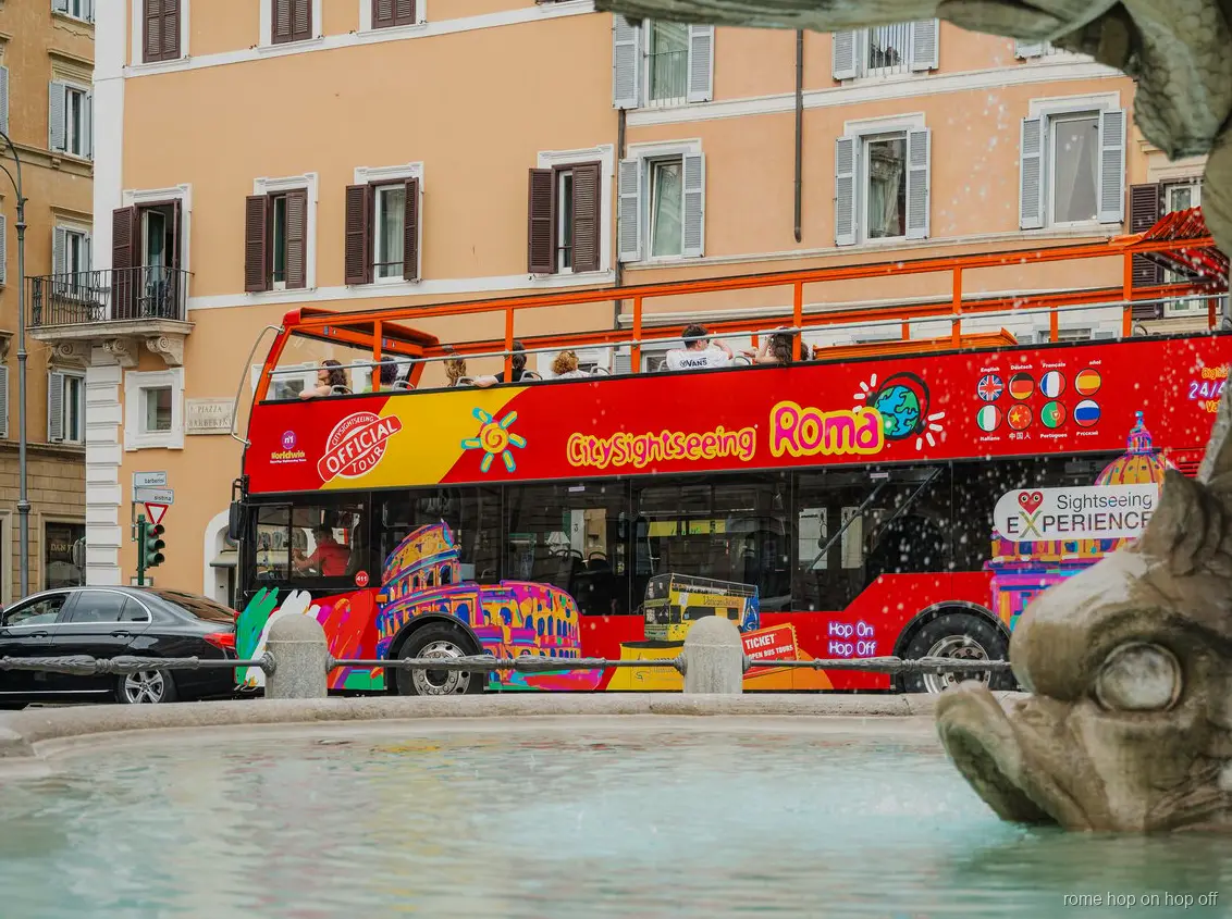 Haltestelle des City Sightseeing Rom Hop-On-Hop-Off-Bus nahe der Piazza Venezia