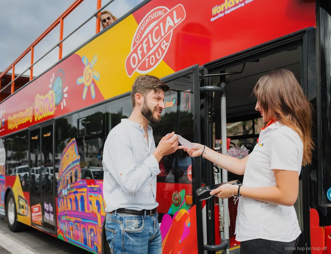 Passeggeri con le cuffie sul bus City Sightseeing Roma hop on hop off