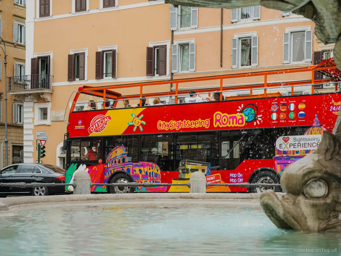 Arrêt du bus City Sightseeing Rome hop-on hop-off près de la Piazza Venezia