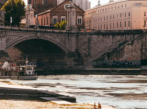 Embarcadero del crucero por el río Tíber en Roma cerca de Isola Tiberina