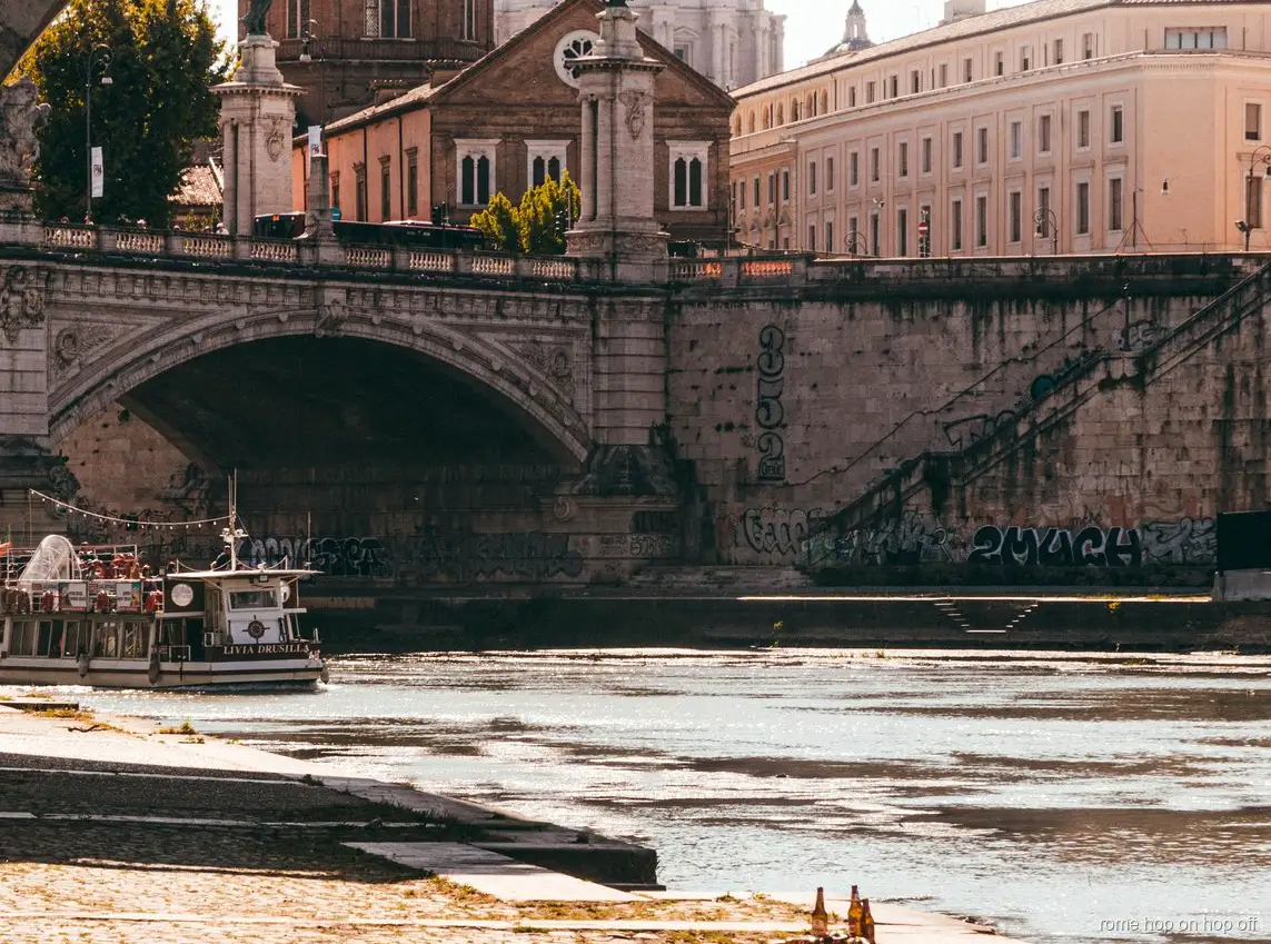 Embarcadero del crucero por el río Tíber en Roma cerca de Isola Tiberina