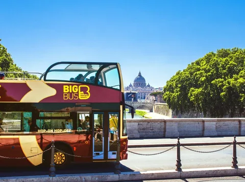 Einstieg in den Hop-On-Hop-Off-Bus Rom am Bahnhof Termini