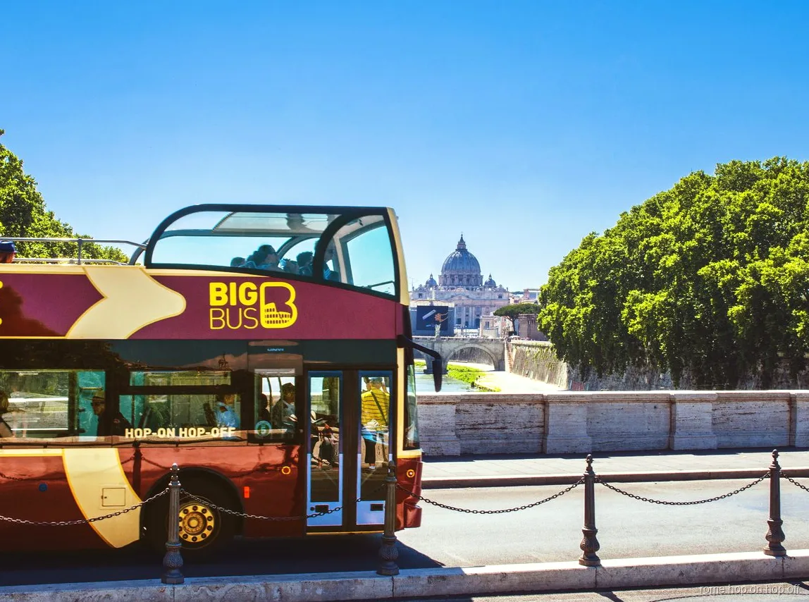 Einstieg in den Hop-On-Hop-Off-Bus Rom am Bahnhof Termini