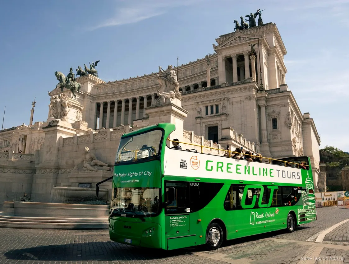 Fahrgäste im Hop-On-Hop-Off-Bus Rom mit 3-Routen-Ticket