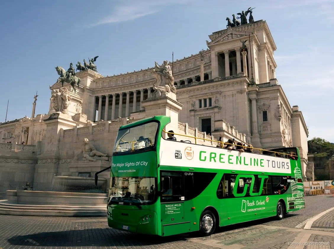 Passeggeri sul bus hop on hop off Roma con biglietto 3 percorsi