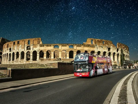 Autobus scoperto a due piani del bus hop on hop off Roma notturno