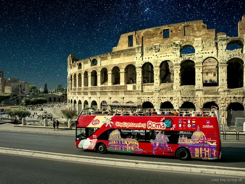 Vista di Piazza Navona illuminata dal bus hop on hop off Roma notturno