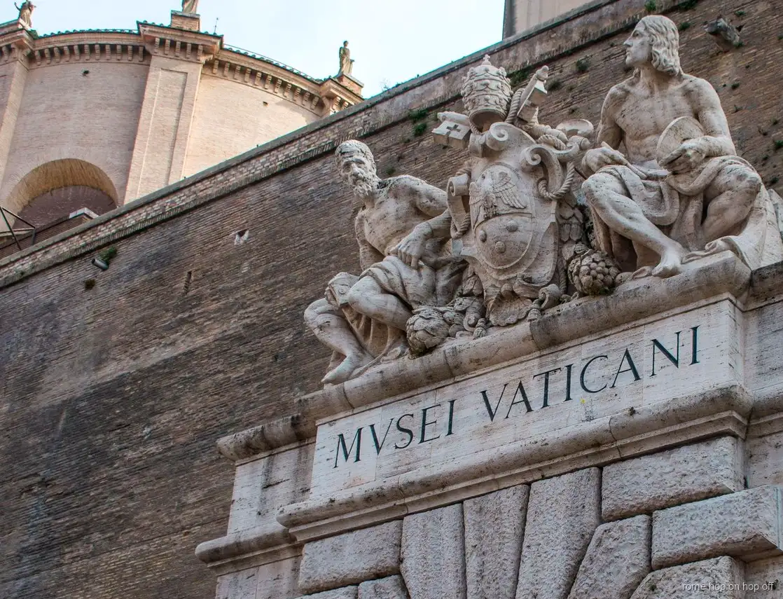 Fermata del bus hop on hop off inclusa nel pass Vaticano e Colosseo