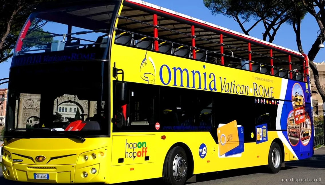 Passeggero che sale sul combo Vaticano e bus hop on hop off Roma con biglietto sullo smartphone