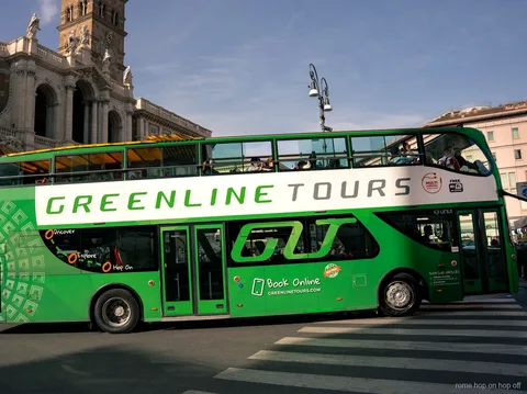 Halte van de Blauwe Route van de hop-on hop-off bus Rome nabij Villa Borghese