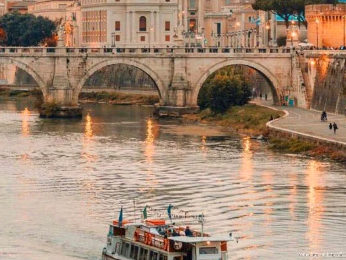 Open bovendekker van de hop-on hop-off bus en boot combi Rome nabij de Sint-Pietersbasiliek