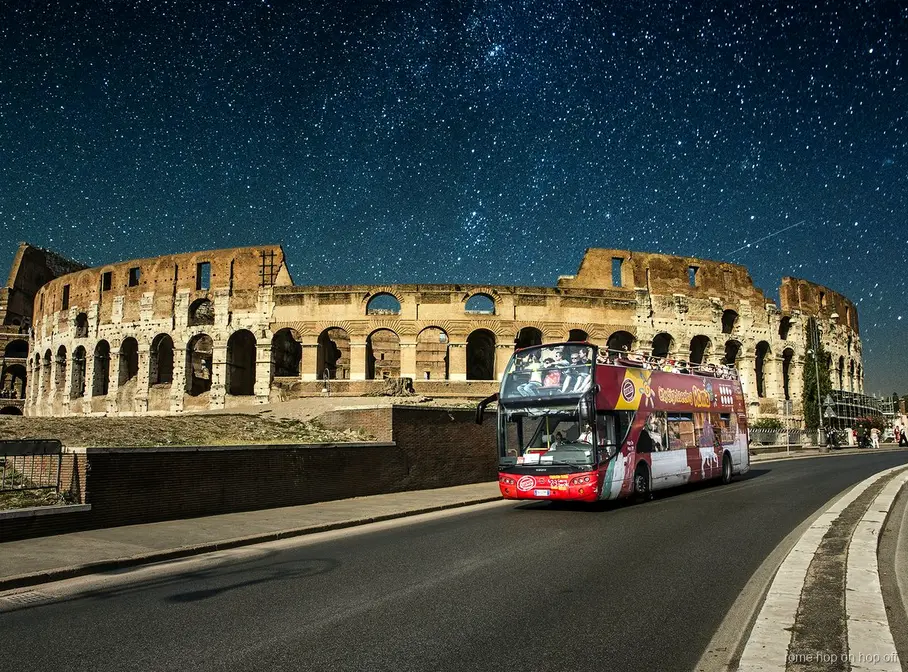Open bovendekker op de hop-on hop-off Rome nachttour