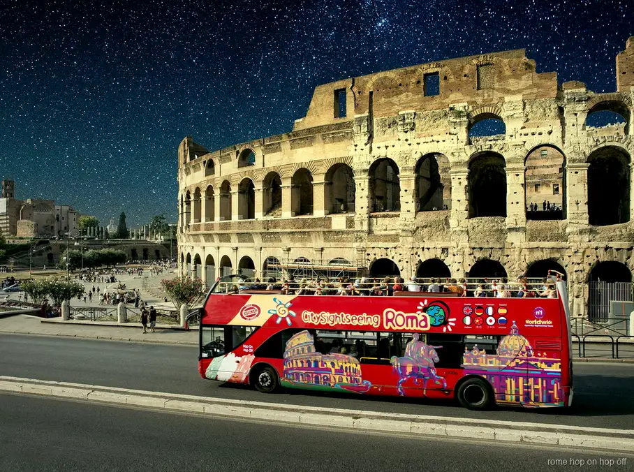 Uitzicht op een verlichte Piazza Navona tijdens de hop-on hop-off Rome nachttour