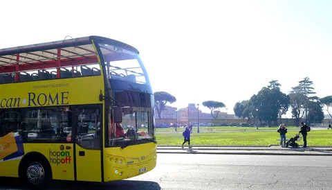 Sièges à l'étage supérieur du combo Vatican et bus hop-on hop-off Rome