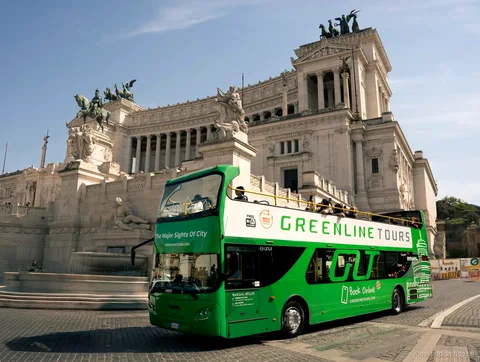 Pasażerowie jadący autobusem hop-on hop-off Rzym z biletem na 3 trasy