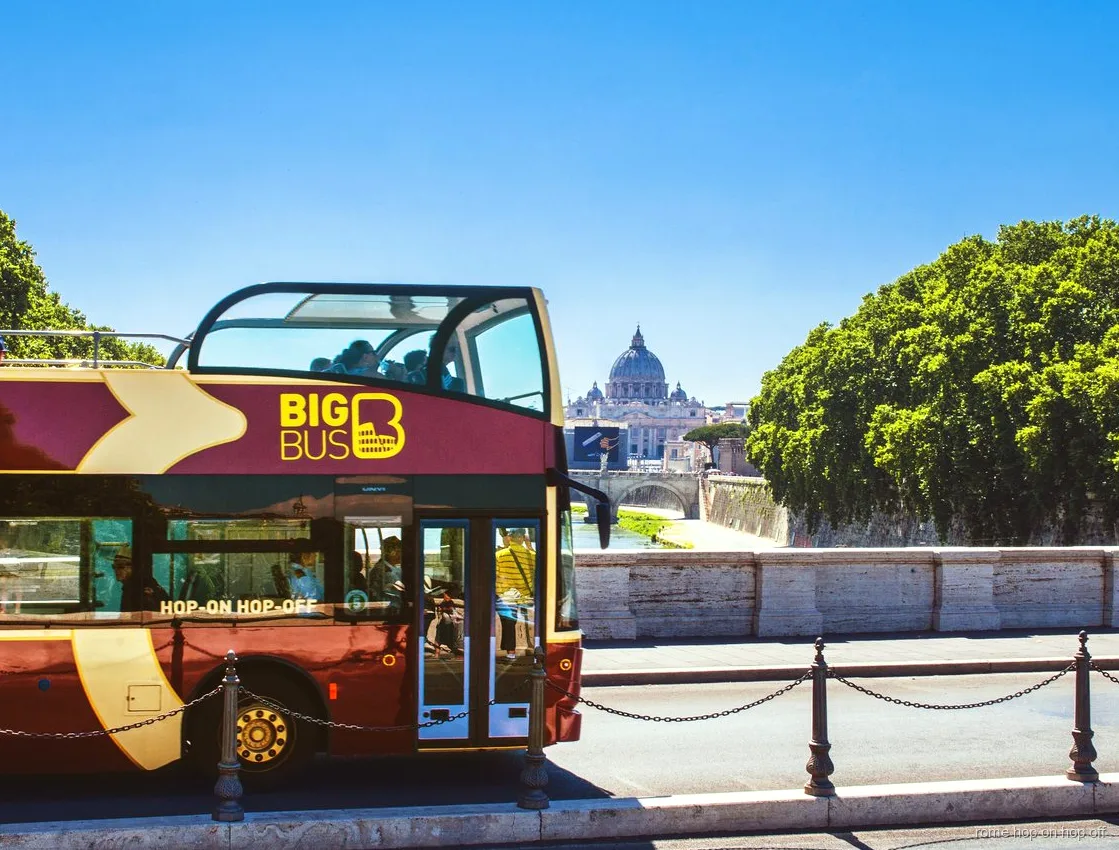 Pasażerowie wsiadający do autobusu hop-on hop-off Rzym na stacji Termini