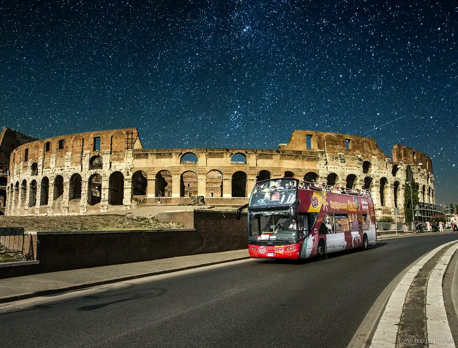 Otwarty piętrowy autobus na nocnej wycieczce hop-on hop-off Rzym