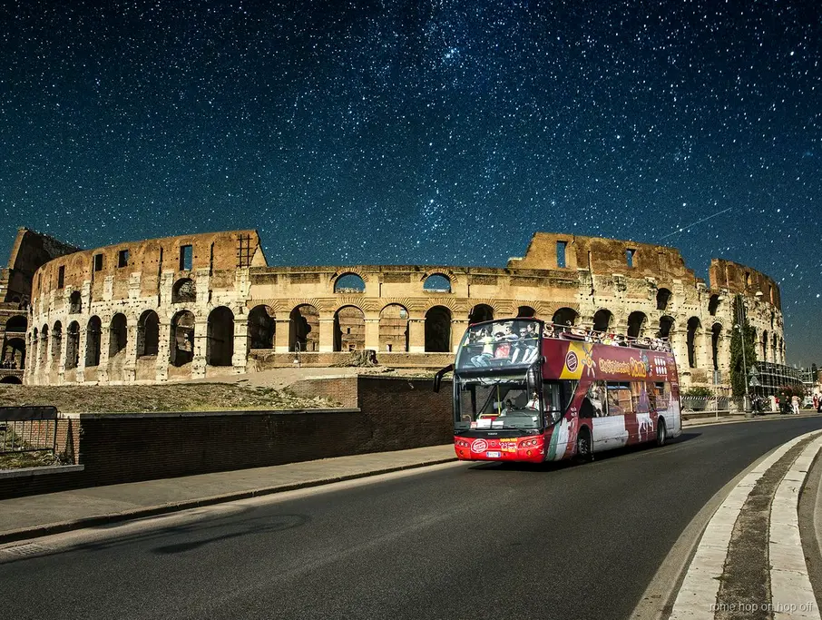 Offener Doppeldecker der Hop-On-Hop-Off Nachtbustour Rom