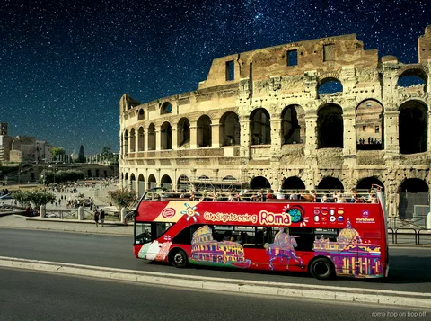 Beleuchtete Piazza Navona bei der Hop-On-Hop-Off Nachtbustour Rom