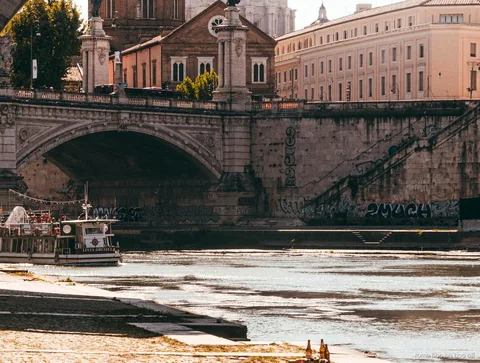 Anlegestelle der Tiber Hop-On-Hop-Off-Bootsfahrt Rom nahe der Isola Tiberina