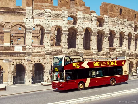 Tour hop on hop off Roma su autobus scoperto a due piani davanti al Colosseo