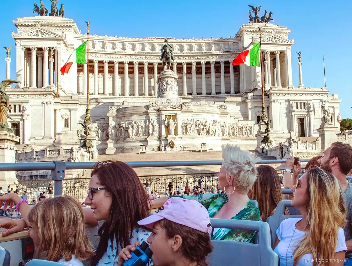 Vista dal piano superiore del tour hop on hop off Roma vicino alla Basilica di San Pietro