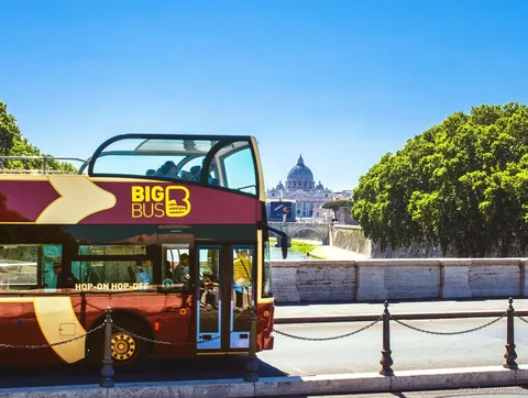 Passeggeri che salgono sul tour hop on hop off Roma alla Stazione Termini