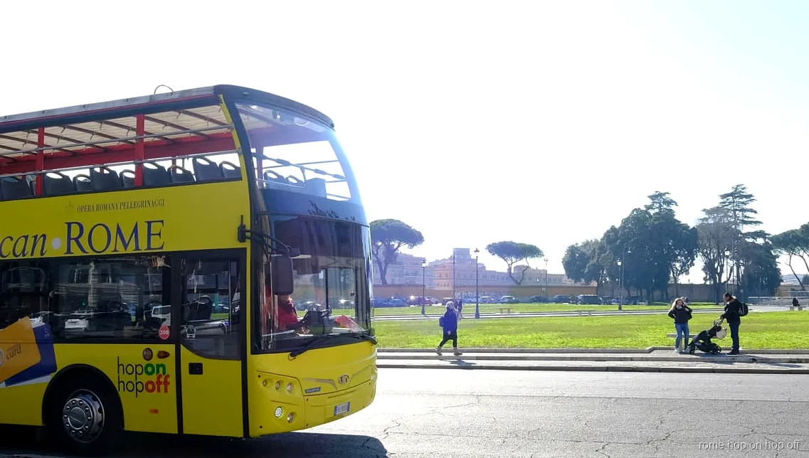 Zitplaatsen op het bovendek van de Vaticaan en hop-on hop-off bus combi Rome