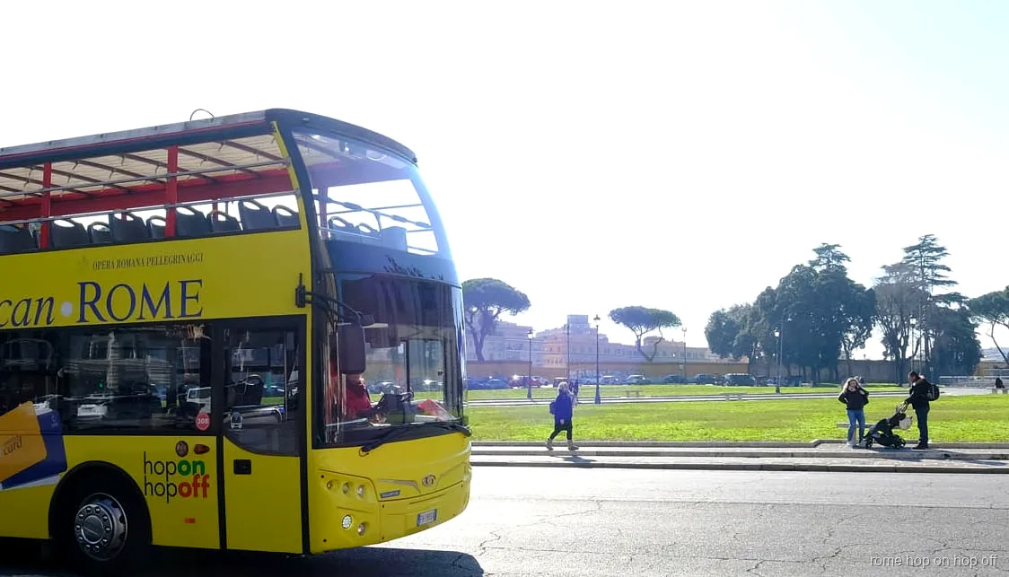 Oberdeck-Bestuhlung bei der Vatikan- und Hop-On-Hop-Off-Bus-Kombi Rom