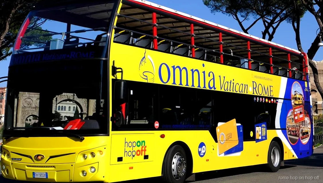 Pasażer wsiadający z biletem na smartfonie do kombi Watykan i hop-on hop-off autobus Rzym